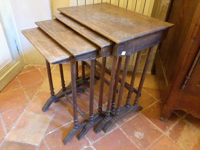 trois tables posées sur un sol carrelé