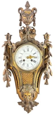 une horloge en or accrochée au mur