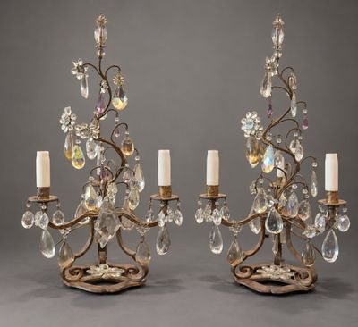 une paire de chandeliers anciens en laiton et cristal