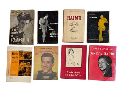 de nombreux livres alignés sur une surface blanche