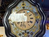 une horloge accrochée à un poteau dans un magasin