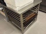 une pile de récipients en plastique posée sur une table dans une cuisine