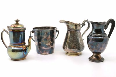 trois vases argentés et bleus posés les uns à côté des autres sur une surface blanche