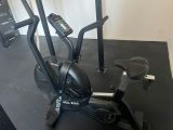 un vélo d'appartement dans un coin de la pièce