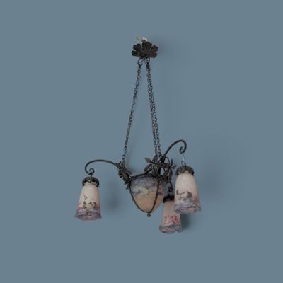 un lustre suspendu au plafond, comportant trois lumières