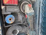 une boîte avec des outils à l'intérieur sur le sol