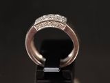 gros plan d'une bague en diamant sur une surface noire