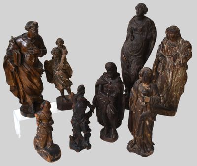 un groupe de figurines assises sur une table