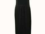 La robe est noire et présente un décolleté en V.