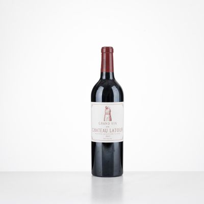 une bouteille de vin rouge posée sur une table