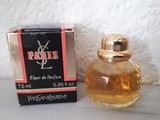 un flacon de parfum et un coffret de parfum posés sur un plan de travail