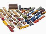 beaucoup de petits trains et de petits camions sur une surface blanche