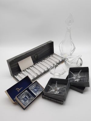 un assortiment de verres à vin et une carafe à vin dans un coffret