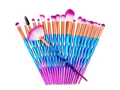 un tas de pinceaux de maquillage empilés les uns sur les autres