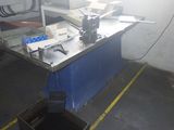 une machine posée sur une table dans une pièce