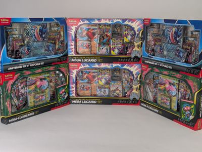 plusieurs types différents de cartes Pokémon dans une vitrine