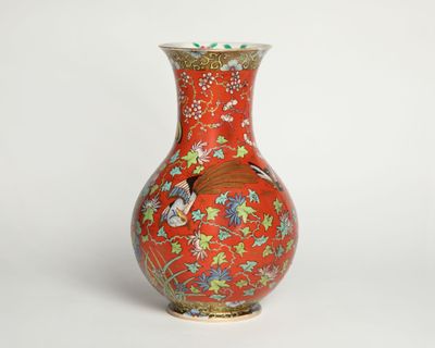 JAPON Vase en porcelaine à décor émaillé de papillons et fle…