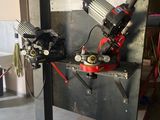 une machine posée sur un support dans un garage