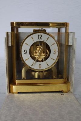 une horloge en or posée sur une table
