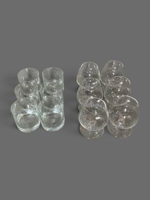 beaucoup de verres vides posés sur une table