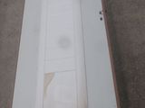 une photo d'un meuble peint en blanc