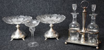 trois vases en verre et un support en métal sur fond noir