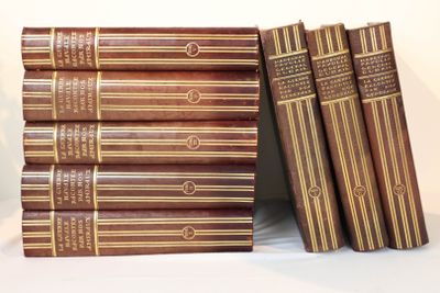 plusieurs livres empilés sur une surface blanche