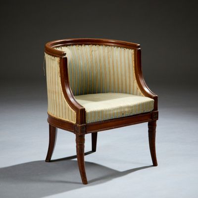 une chaise rembourrée dont l'assise est recouverte d'un tissu rayé