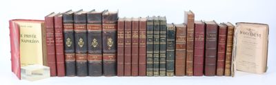 beaucoup de livres qui traînent sur une étagère
