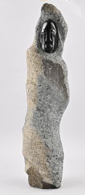 une sculpture représentant un homme coiffé d'une capuche