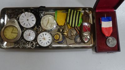 une boîte contenant de nombreux objets différents, posée sur une table