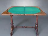 une table recouverte d'un tissu vert