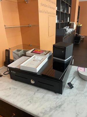 une photo d'une caisse enregistreuse posée sur un comptoir