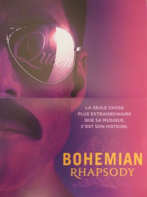 L'affiche de « Bohemian Rhapsody » représente un homme portant des lunettes de soleil et une moustache.