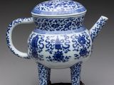 Théière chinoise en porcelaine bleue et blanche sur socle, avec couvercle
