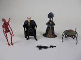 trois figurines représentant différents personnages sur un fond blanc