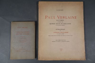 un vieux livre posé sur une table à côté d'un livre