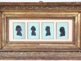 une image représentant un tableau sur lequel figure un groupe de silhouettes, dans un cadre doré