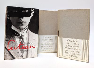 un livre sur lequel figure la photo d'un homme portant un masque