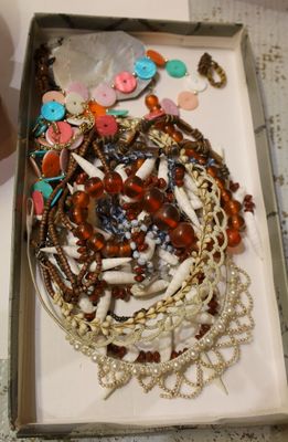 une boîte remplie de bracelets assortis posée sur une table