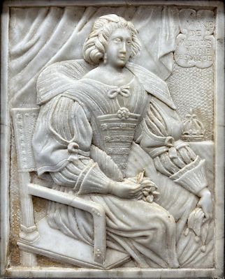 relief en marbre représentant une femme assise sur une chaise, tenant un oiseau dans la main