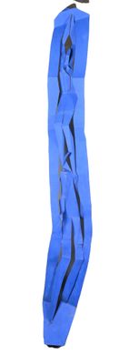 un sac bleu accroché au côté d'un poteau