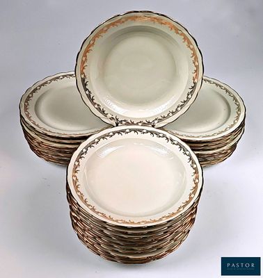 plusieurs assiettes sont empilées sur une surface blanche