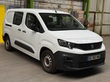 une camionnette blanche garée dans un entrepôt