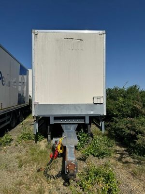deux camions garés l'un à côté de l'autre sur le bord de la route