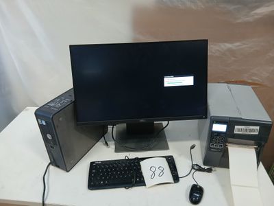 un écran d'ordinateur, un clavier et une souris posés sur une table