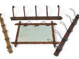 un miroir, un miroir et un porte-vêtements en bois posé sur une surface blanche