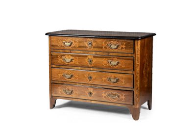 une image d'une commode avec un plateau en marbre