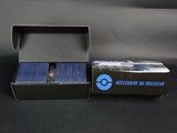 une boîte de cartes bleues posée sur une surface noire