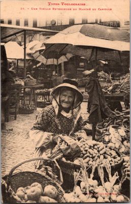 une vieille photo d'une femme vendant des légumes au marché
